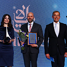 Dmitri Gorin zeicnete die Fluggesellschaft Emirates mit dem Award „Flügel Russlands“ aus